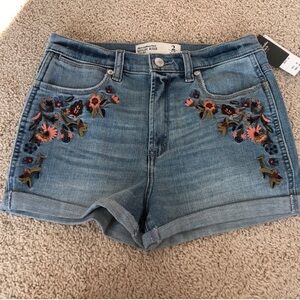 ISO!!!!!!!!!!!!!!!👀.               Abercrombie & Fitch embroidered denim shorts